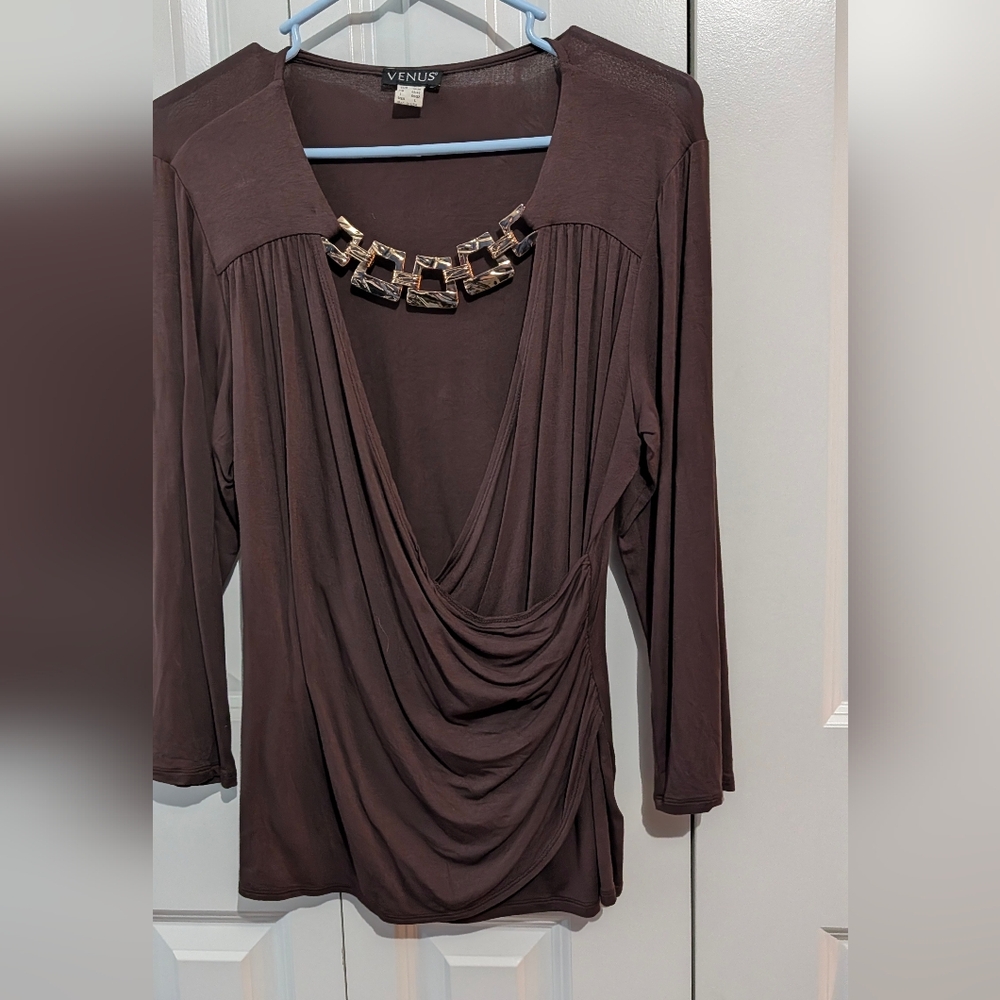 VENUS Gold Geometric Necklace